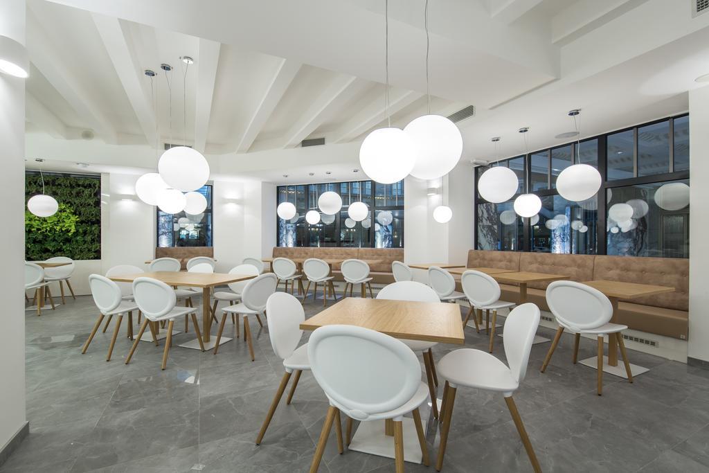 Merchants Crown Suites And Spa Prague Extérieur photo The interior of the restaurant