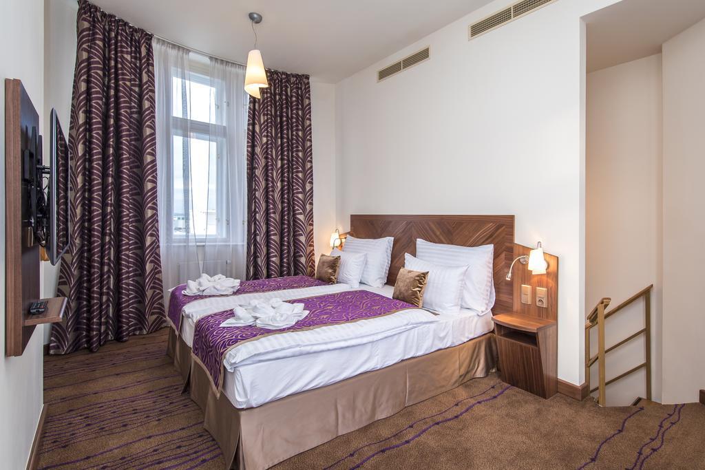 Merchants Crown Suites And Spa Prague Extérieur photo A room at the hotel