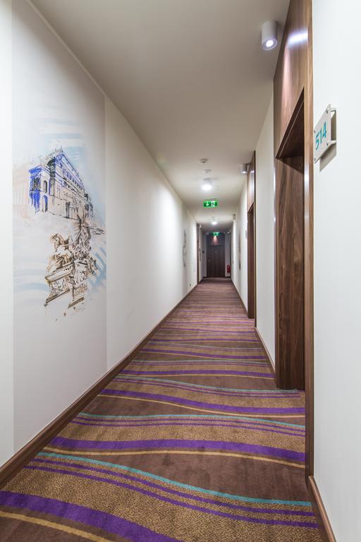 Merchants Crown Suites And Spa Prague Extérieur photo A typical hotel corridor