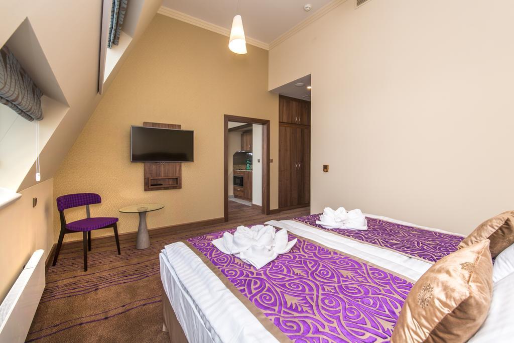 Merchants Crown Suites And Spa Prague Extérieur photo A room at the Premier Inn in London
