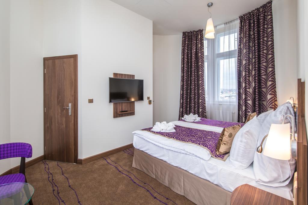 Merchants Crown Suites And Spa Prague Extérieur photo A room at the hotel