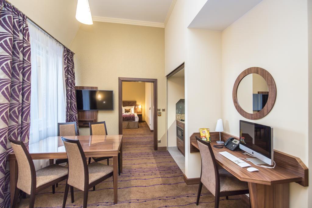 Merchants Crown Suites And Spa Prague Extérieur photo Suite