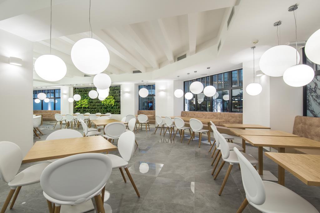 Merchants Crown Suites And Spa Prague Extérieur photo Interior of the restaurant