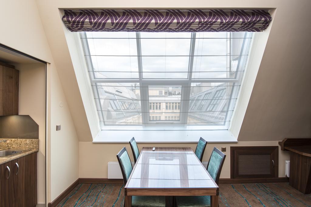 Merchants Crown Suites And Spa Prague Extérieur photo Roman shade