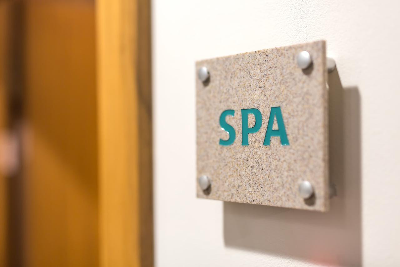 Merchants Crown Suites And Spa Prague Extérieur photo Spa sign