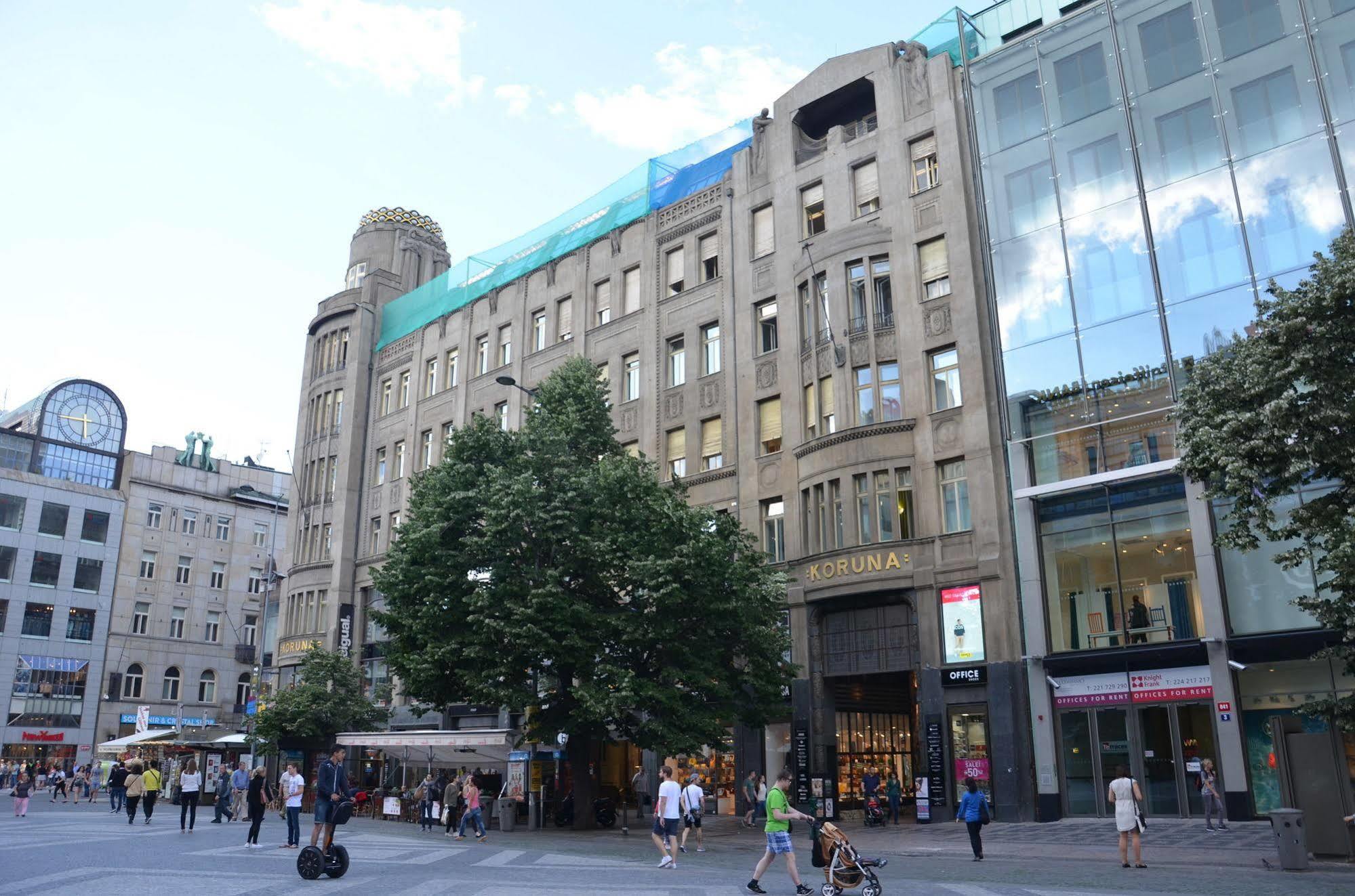 Merchants Crown Suites And Spa Prague Extérieur photo The former department store, now a shopping centre