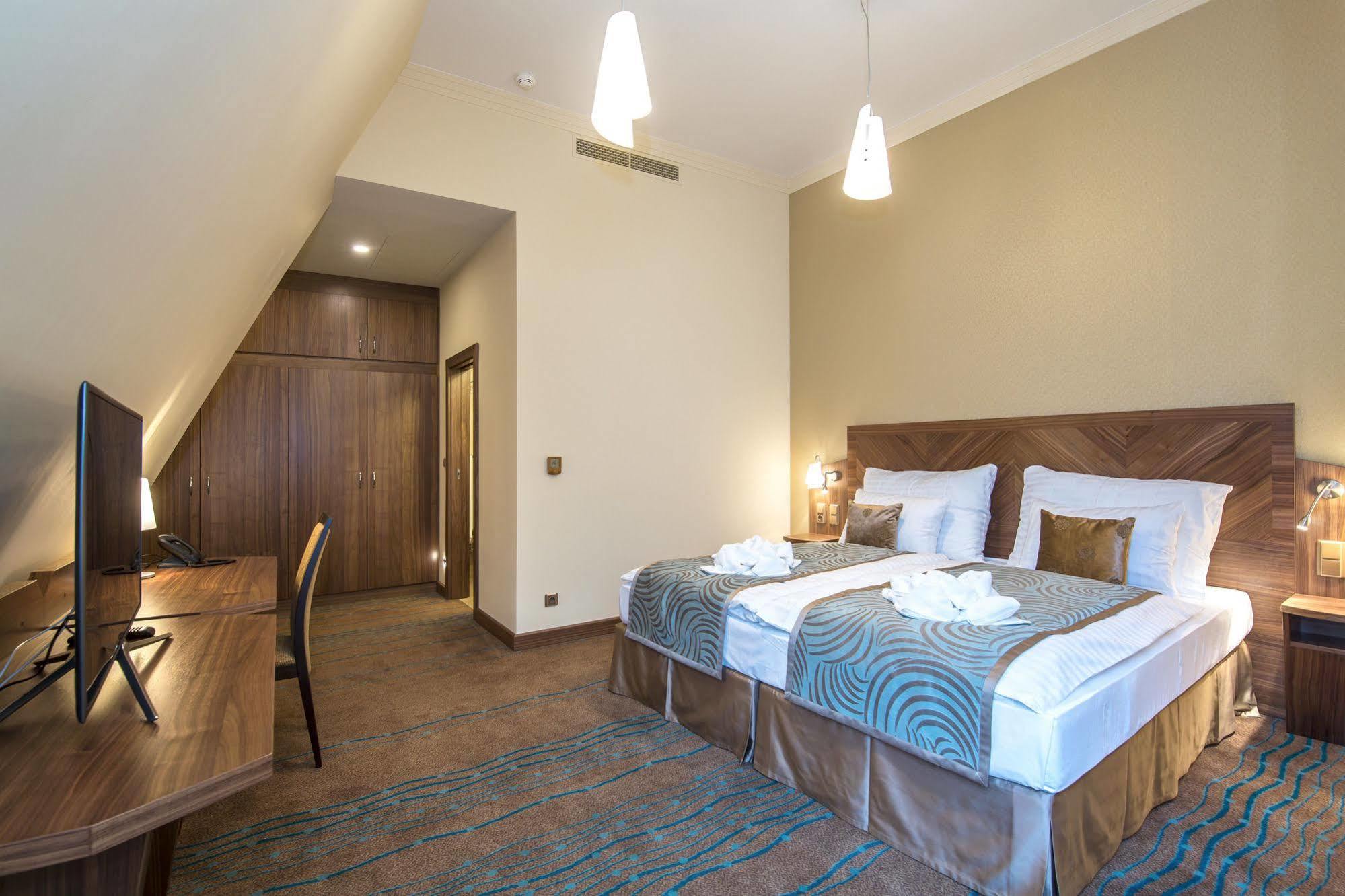 Merchants Crown Suites And Spa Prague Extérieur photo A room at the hotel