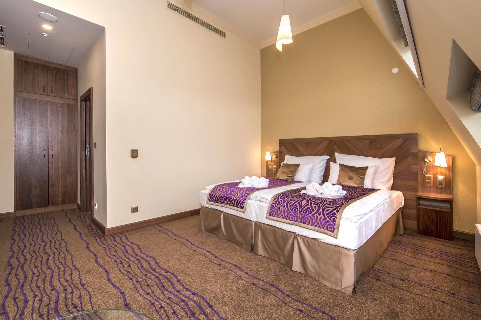 Merchants Crown Suites And Spa Prague Extérieur photo Suite