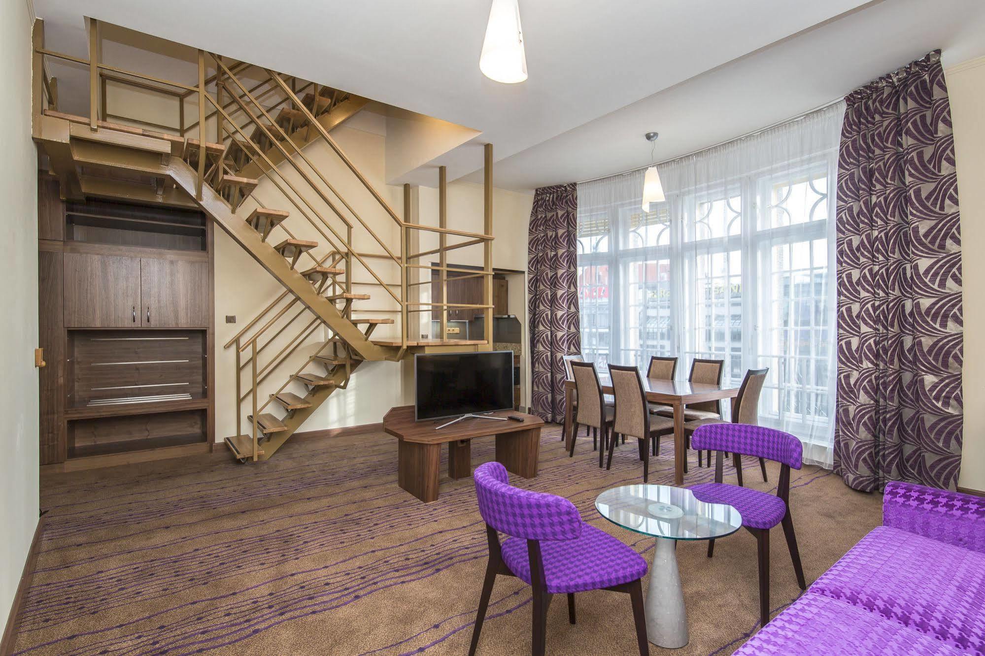 Merchants Crown Suites And Spa Prague Extérieur photo A suite at the Radisson Blu Hotel, Prague