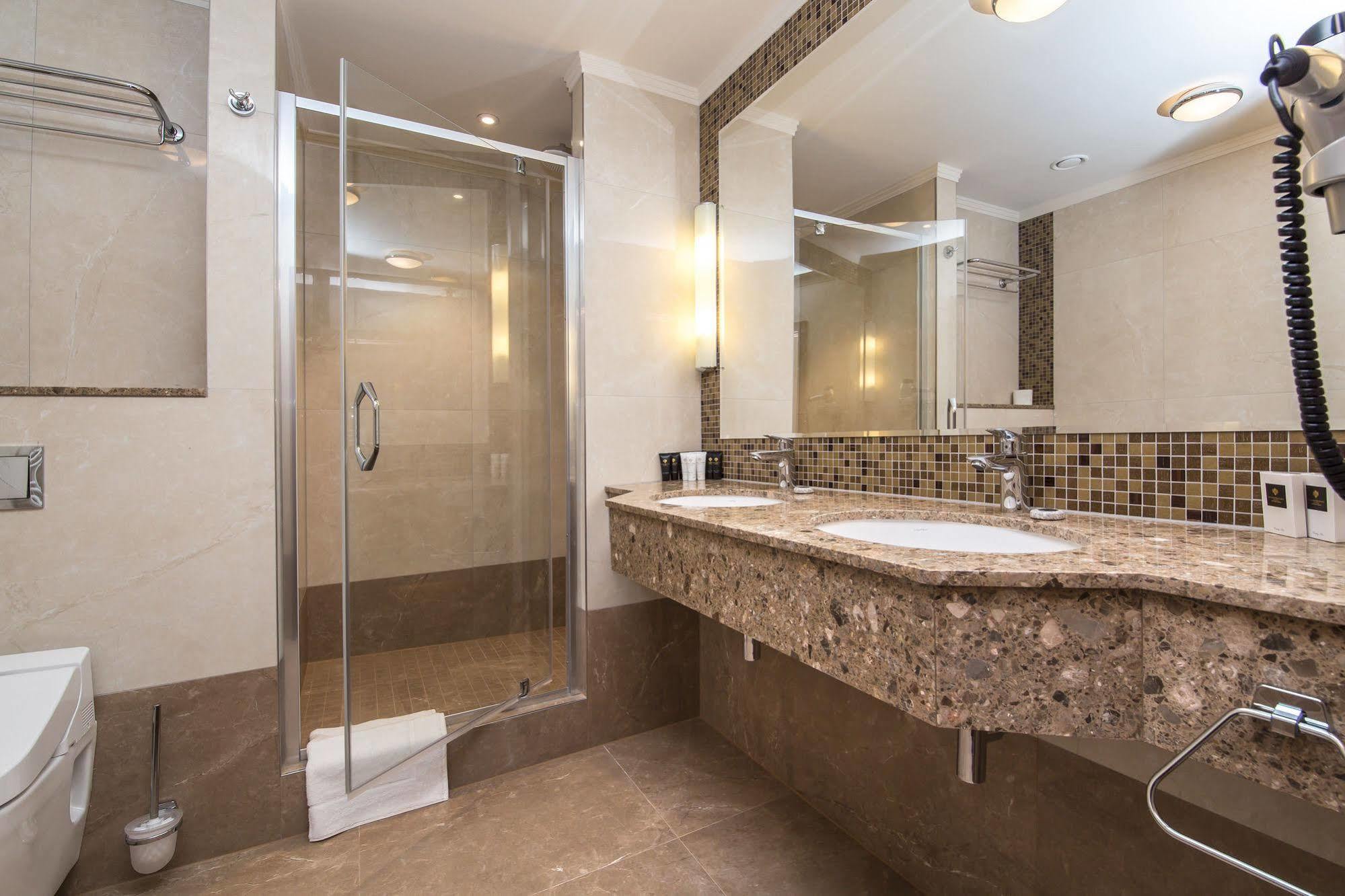 Merchants Crown Suites And Spa Prague Extérieur photo A shower enclosure