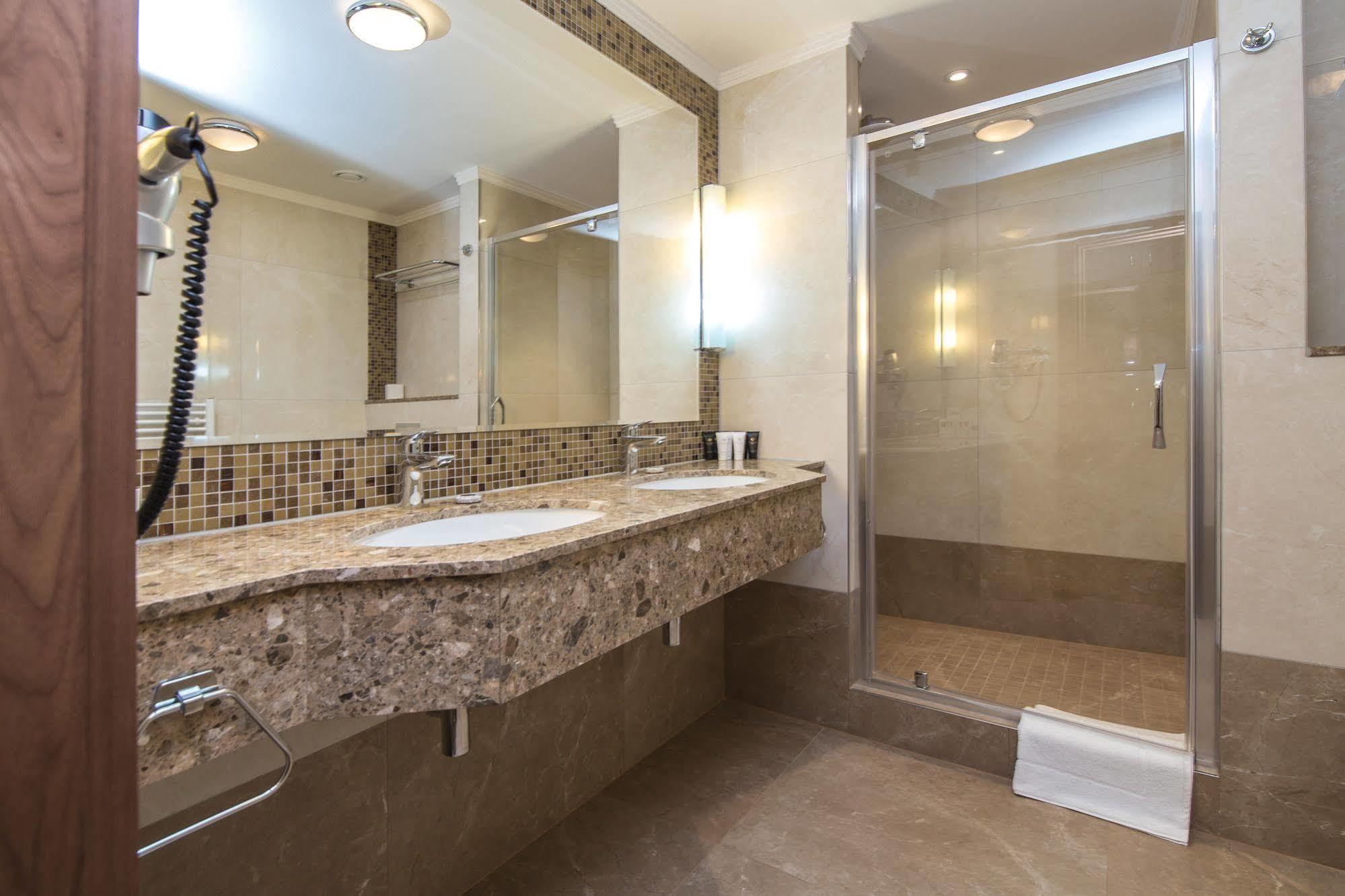 Merchants Crown Suites And Spa Prague Extérieur photo A shower enclosure