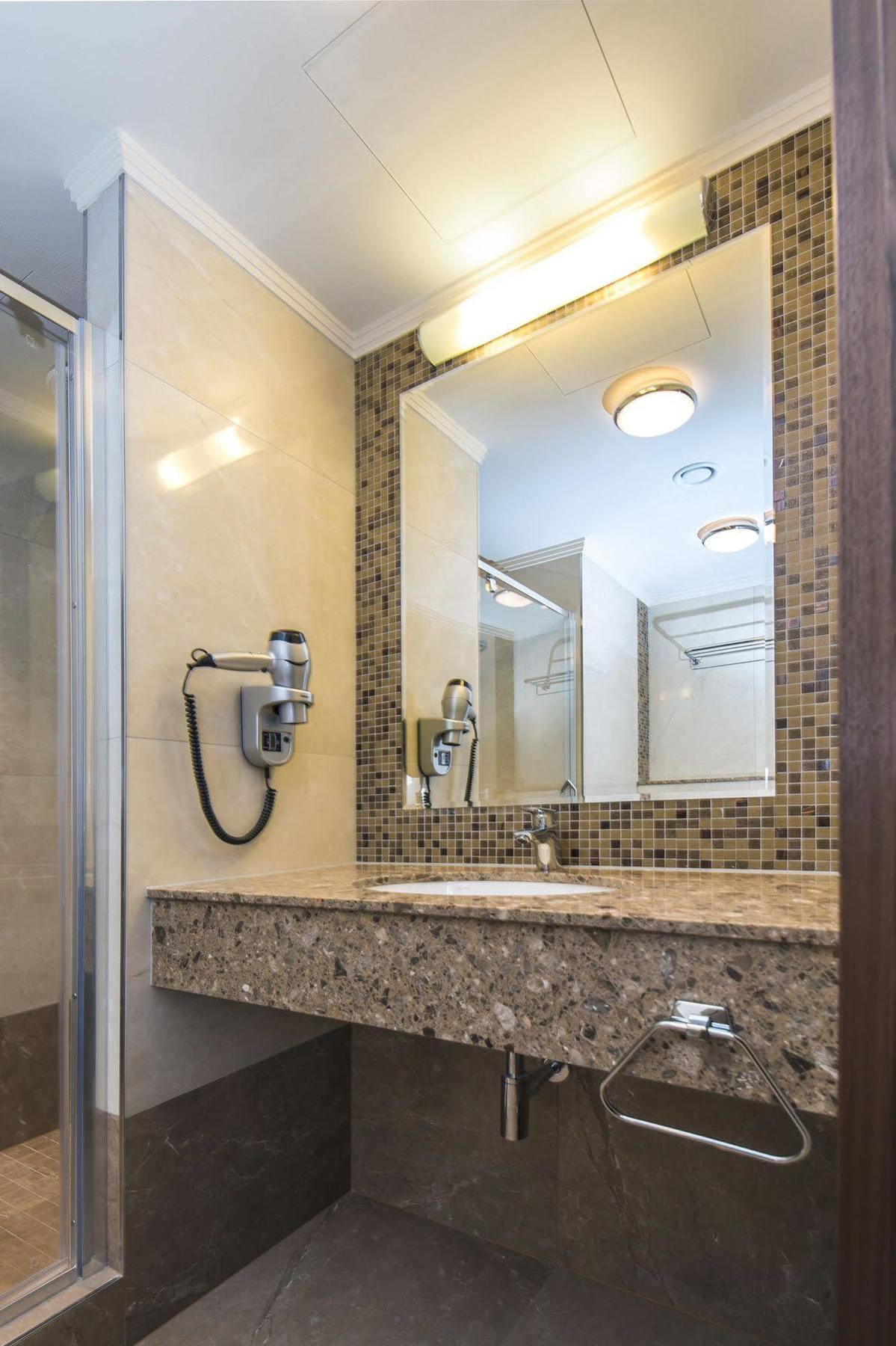 Merchants Crown Suites And Spa Prague Extérieur photo Bathroom