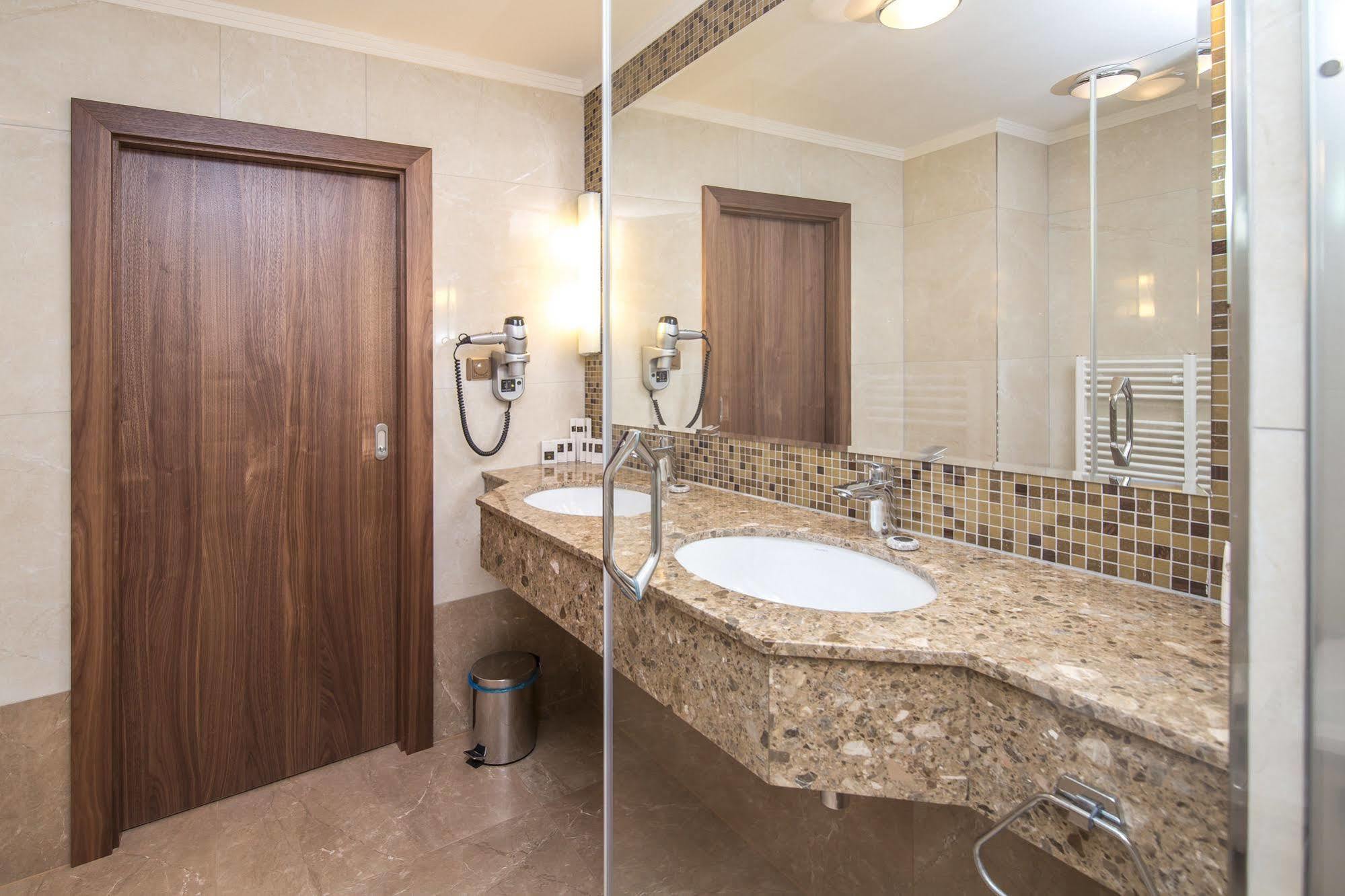 Merchants Crown Suites And Spa Prague Extérieur photo Bathroom