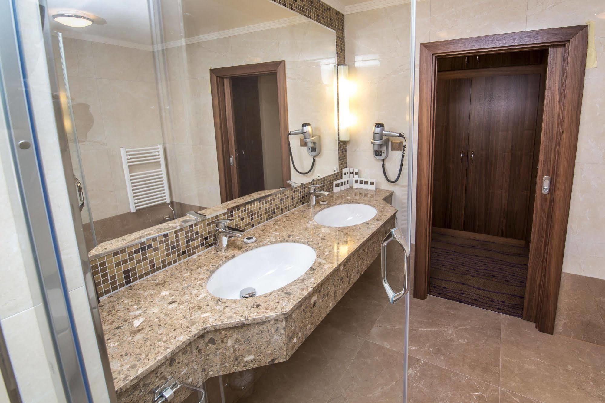 Merchants Crown Suites And Spa Prague Extérieur photo Bathroom in a hotel