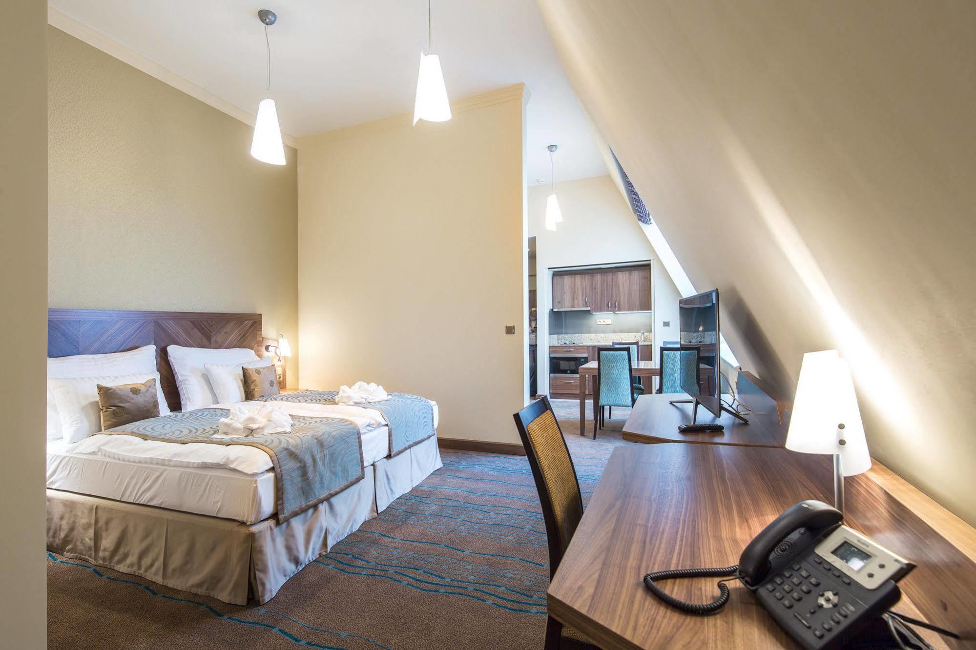 Merchants Crown Suites And Spa Prague Extérieur photo A typical room at the hotel