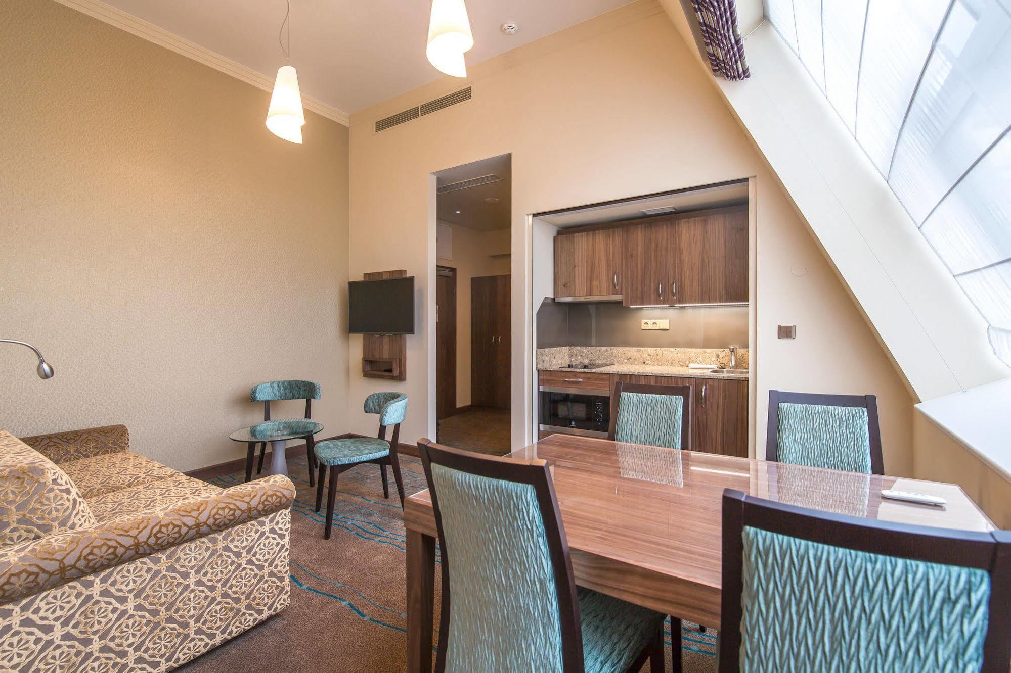 Merchants Crown Suites And Spa Prague Extérieur photo A suite at the hotel
