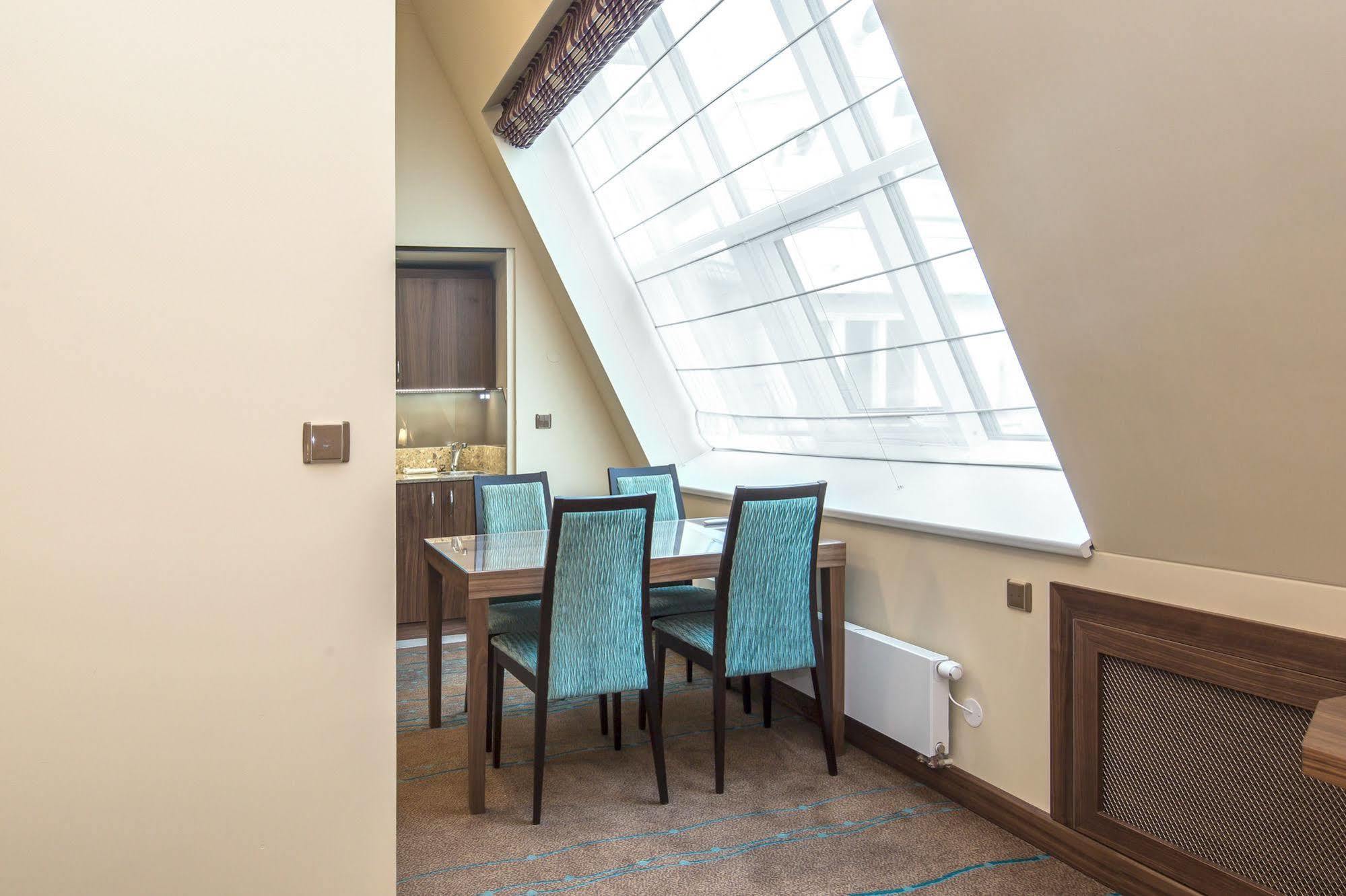 Merchants Crown Suites And Spa Prague Extérieur photo A Roman blind in a hotel room
