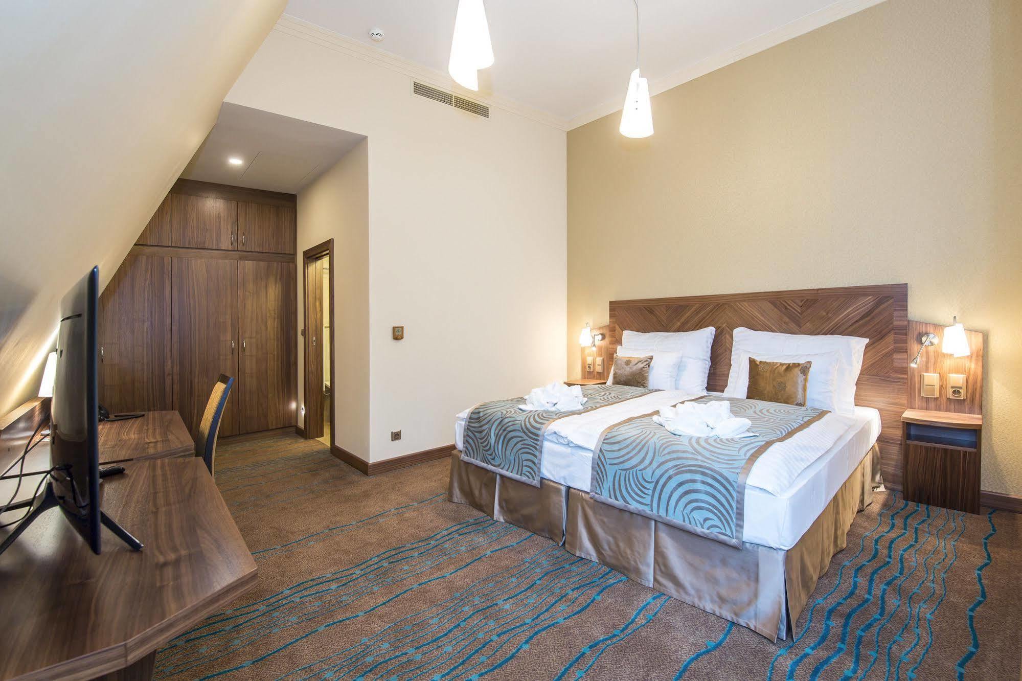 Merchants Crown Suites And Spa Prague Extérieur photo A room at the hotel