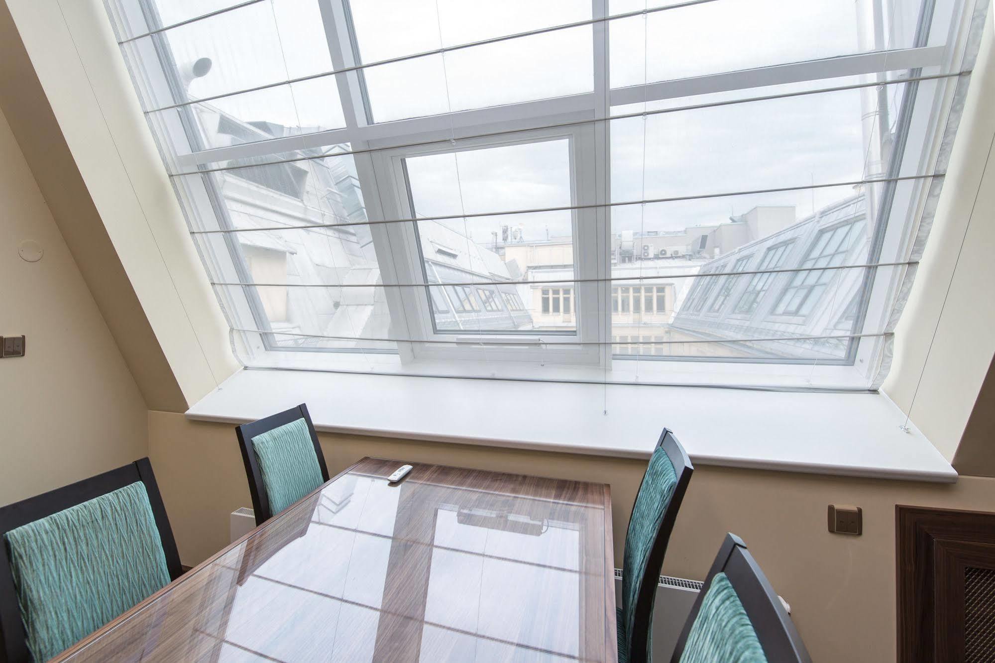 Merchants Crown Suites And Spa Prague Extérieur photo Roman blinds