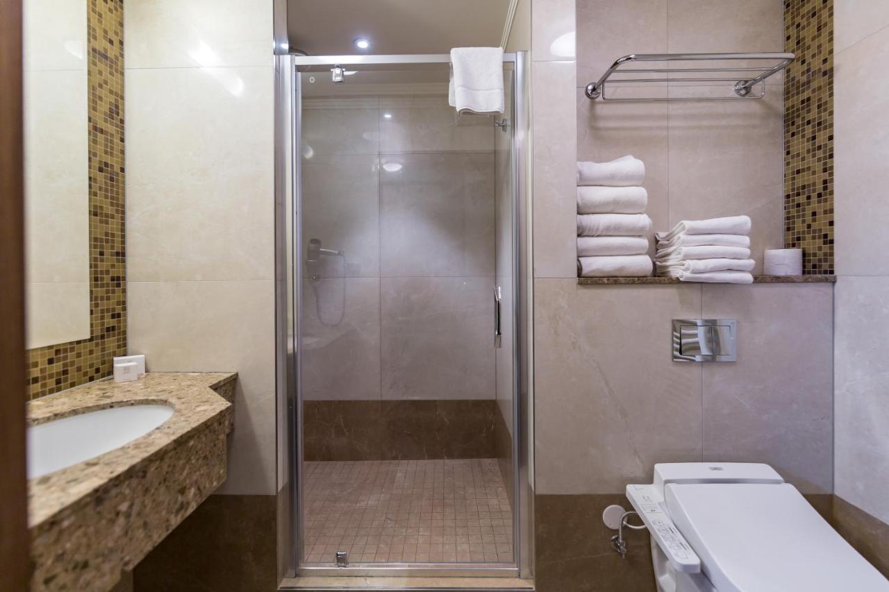 Merchants Crown Suites And Spa Prague Extérieur photo A shower enclosure