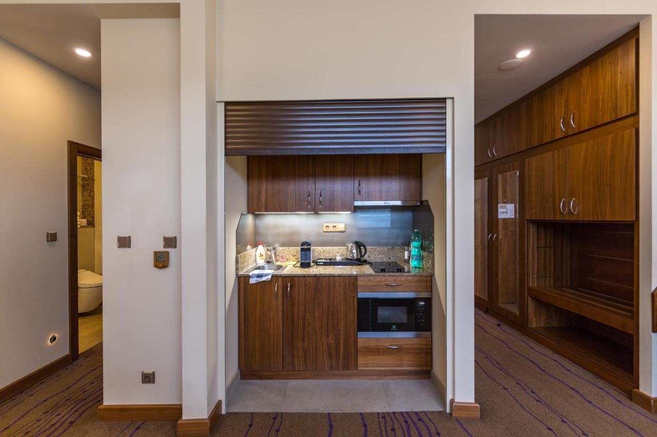 Merchants Crown Suites And Spa Prague Extérieur photo A kitchenette in a hotel room
