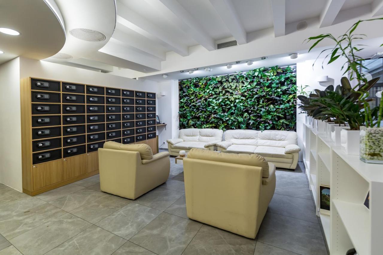 Merchants Crown Suites And Spa Prague Extérieur photo Green wall in a modern office